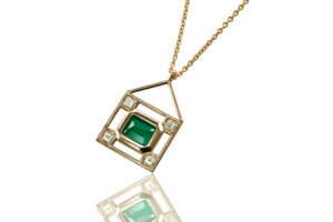 Collier mit modernem Smaragdanhänger (Emerald pendant) und Diamant-Carrés in Rotgold von BijouxStadelmann AG