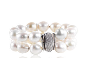 Zweirängiges Perlenarmband mit Diamantverschluss von Hand geschmiedetes Unikat vom berner Goldschmied Stadelmann 1972 einzigartiger Schmuck vom schweizer Juwelier